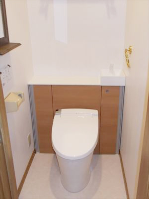 給水管やお掃除道具も隠れるスッキリトイレ 給水管やお掃除道具も隠れるスッキリトイレ